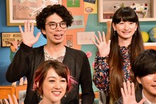 夫婦で共演する（後列左から）片桐仁と片桐友紀さん。