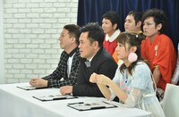 （前列左から）サバンナ高橋、くりぃむしちゅー有田、林田真尋。(c)TBS