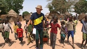 「世界の村で発見!こんなところに日本人 2時間スペシャル」でアフリカのガンビアを訪れる千原せいじ(中央)。(c)ABC