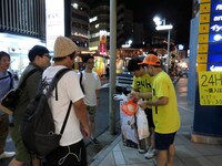 芸人仲間からの差し入れを受け取るいぬ。