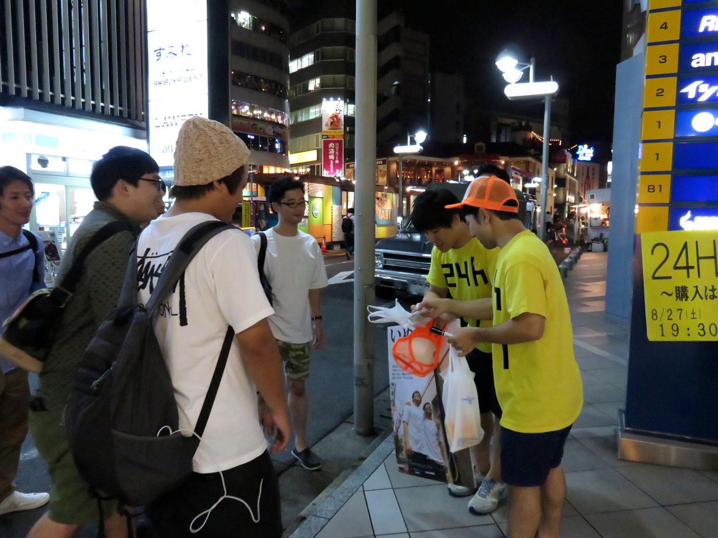 芸人仲間からの差し入れを受け取るいぬ。