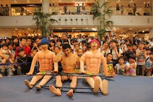 アルバム「よしおのうた」のリリースイベントに登場した小島よしお（手前中央）。