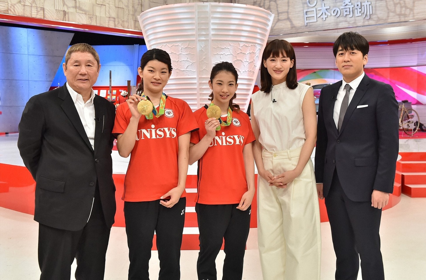 「ものづくり日本の奇跡 日の丸テクノロジーがオリンピックを変えた 元気が出る60年物語」に出演する（左から）ビートたけし、高橋礼華選手、松友美佐紀選手、綾瀬はるか、安住紳一郎（TBSアナウンサー）。(c)TBS