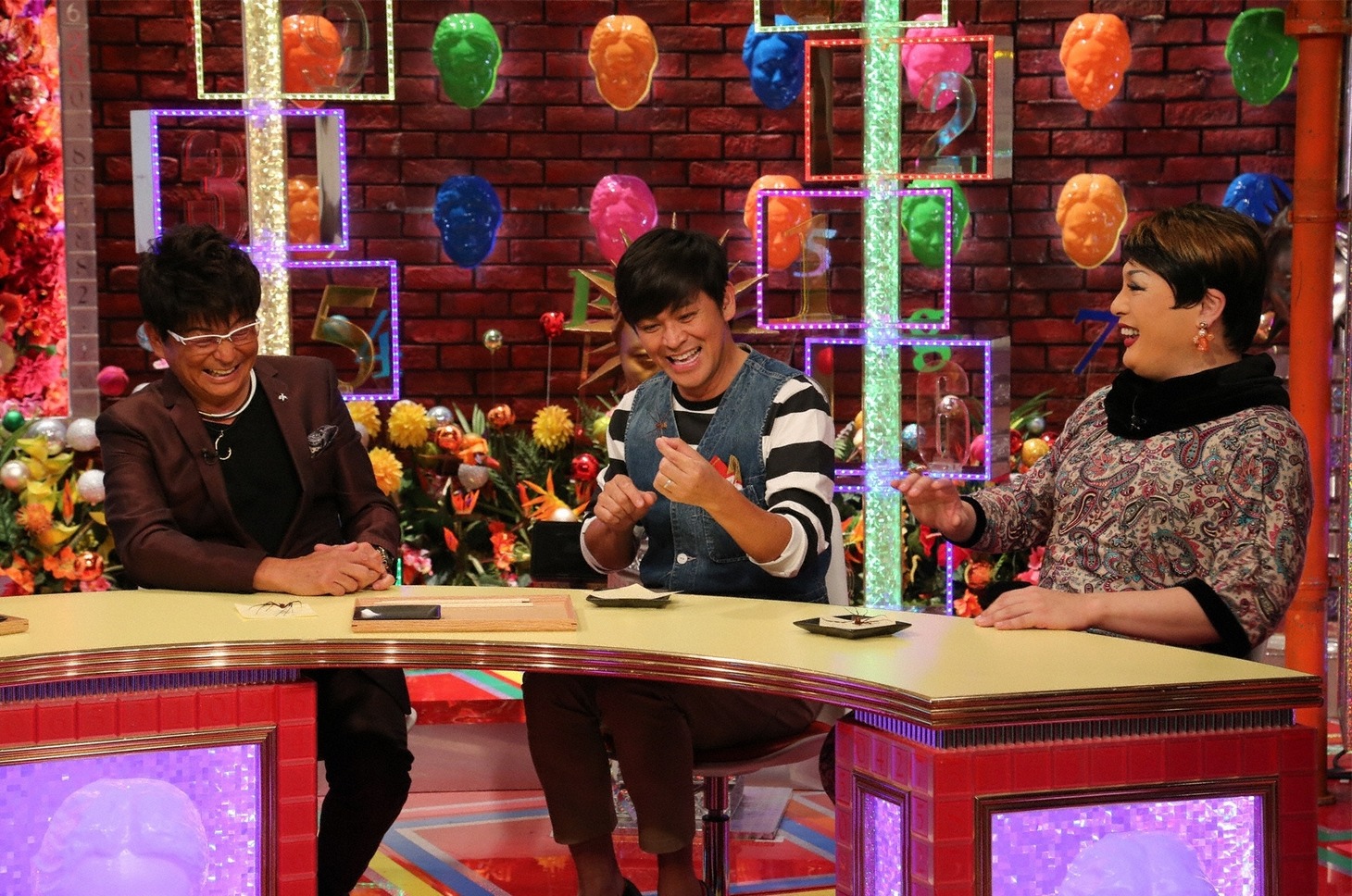 ゲストの（左から）哀川翔、ますだおかだ岡田、ナジャ・グランディーバ。(c)関西テレビ