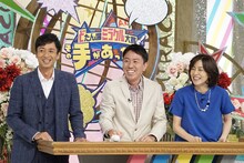 左からチュートリアル、八木亜希子。(c)読売テレビ