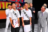 囲み取材の様子。