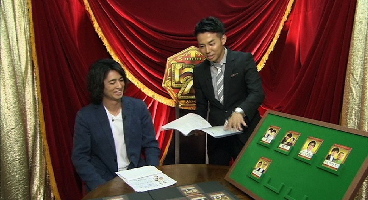 斎藤工に芸人を紹介するピース綾部（右）。(c)MBS