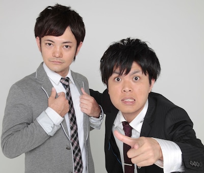 三日月マンハッタン。左が結婚を発表した又吉。右が仲嶺。