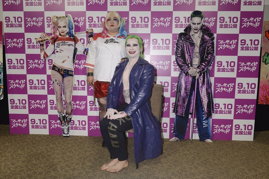 映画「スーサイド・スクワッド」の公開直前イベントに、DCコミックスの悪役に扮して登場したメイプル超合金。