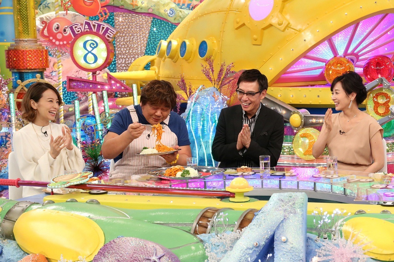 「ニッポンのぞき見太郎」にゲスト出演する石塚英彦（左から2人目）。(c)関西テレビ