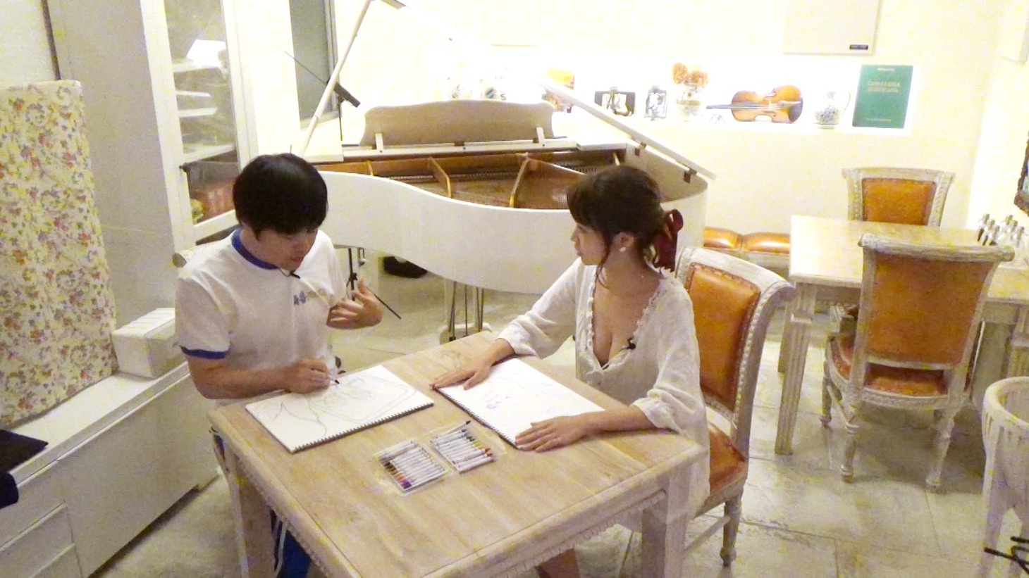 「青春バカリズム」でグラビアアイドルの菜乃花（右）にインタビューするバカリズム（左）。(c)テレビ朝日