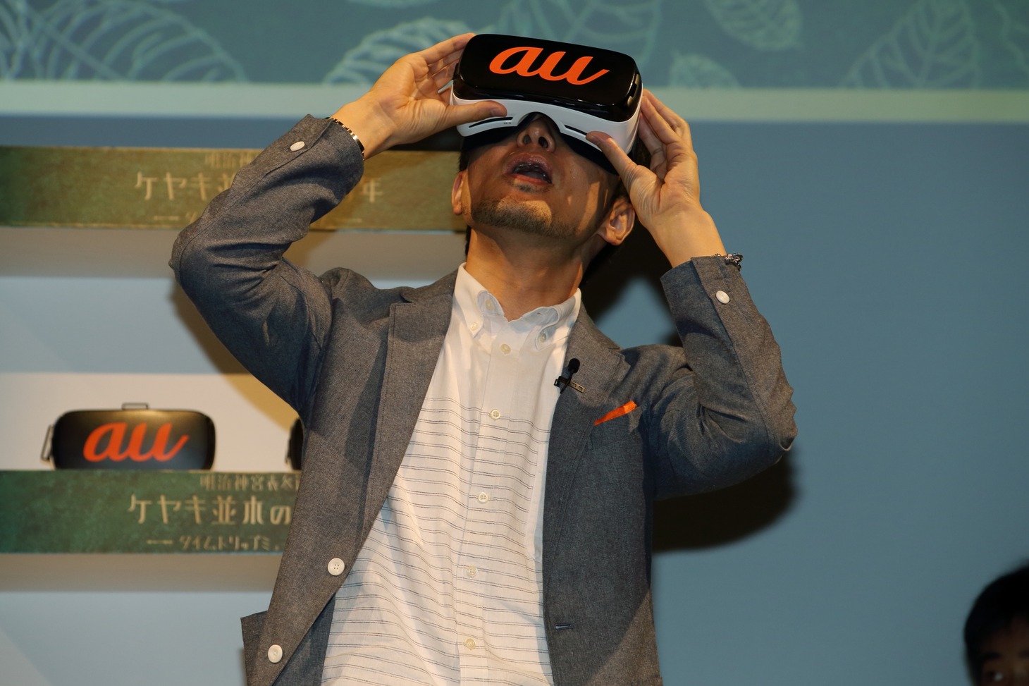 VRコンテンツを体験する土田晃之。