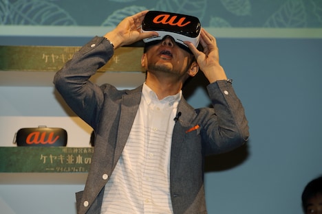 VRコンテンツを体験する土田晃之。
