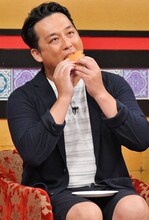 ハンバーガーにかぶりつく藤崎マーケット田崎。(c)MBS