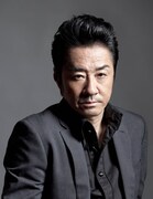 「歌ネタ王決定戦2016」の審査員を務める大友康平。