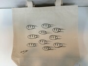 「ZAZYのザズィ展」グッズのトートバッグ。