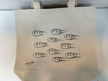 「ZAZYのザズィ展」グッズのトートバッグ。