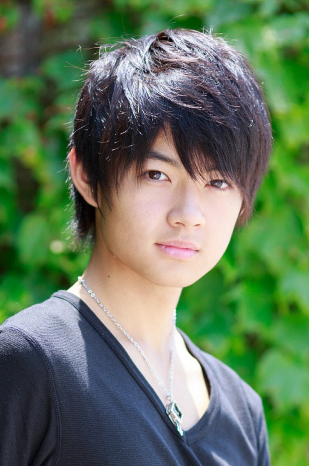 「金曜ドラマ『砂の塔～知りすぎた隣人』」で、高野亜紀（菅野美穂）と健一（ココリコ田中）の長男・和樹を演じる佐野勇斗。