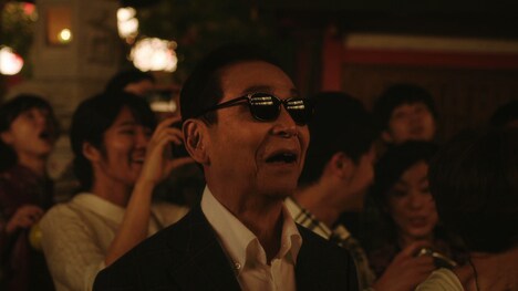 「プレミアムボス リミテッド」の新CM「プレミアム祭り」篇のワンシーン。