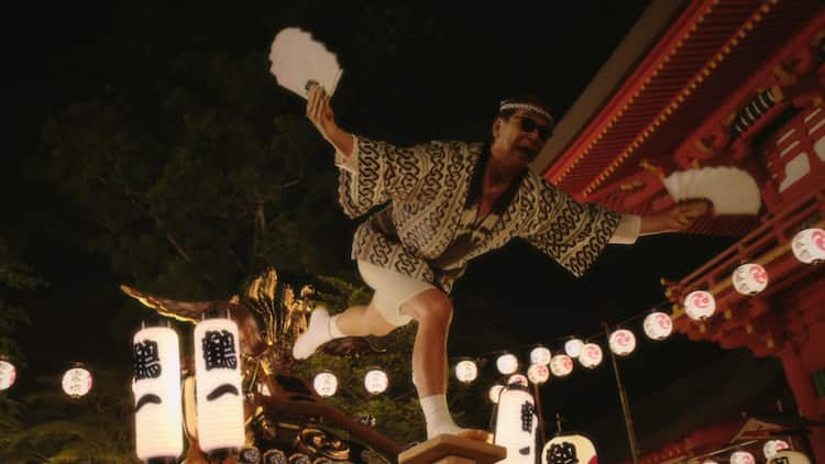 タモリが法被姿で「プレミアムボス」新CM出演、神輿の上で大騒ぎ 