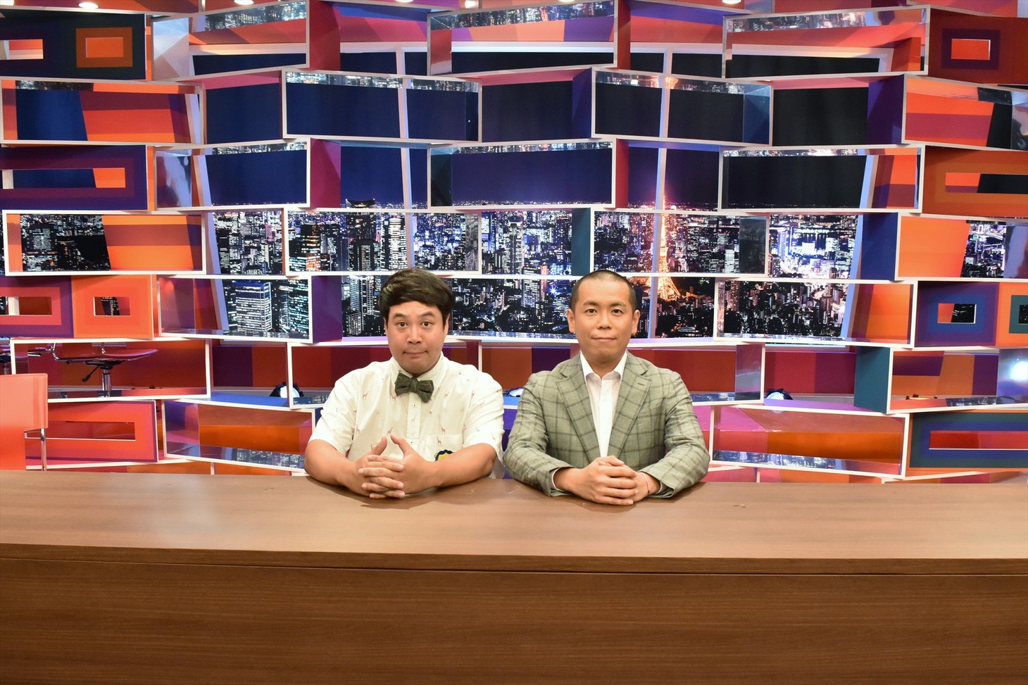 会議室を模したセットと、タカアンドトシ。
