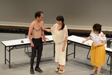 春菜はな（中央）に胸毛をむしり取られる江頭2:50（左）。