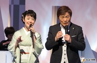 左から田川寿美、堀内孝雄。