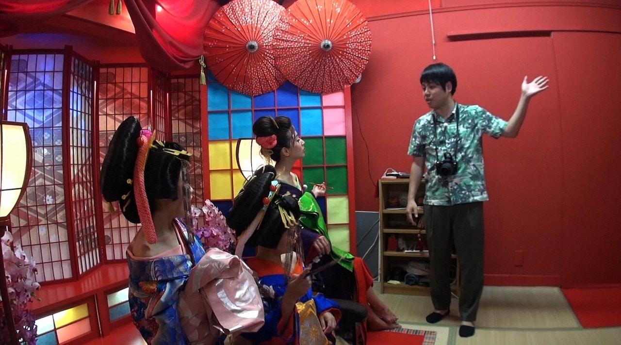 「旅ずきんちゃん」に出演するNON STYLE井上（右）と、変身を遂げる女性出演者たち。(c)CBC