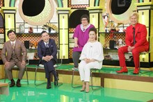 （前列左から）爆笑問題、名取裕子と、メイプル超合金（後列）。(c)テレビ朝日