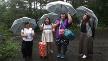 断食修行に挑むメイプル超合金・安藤なつ（右から2人目）ら女性芸人たち。