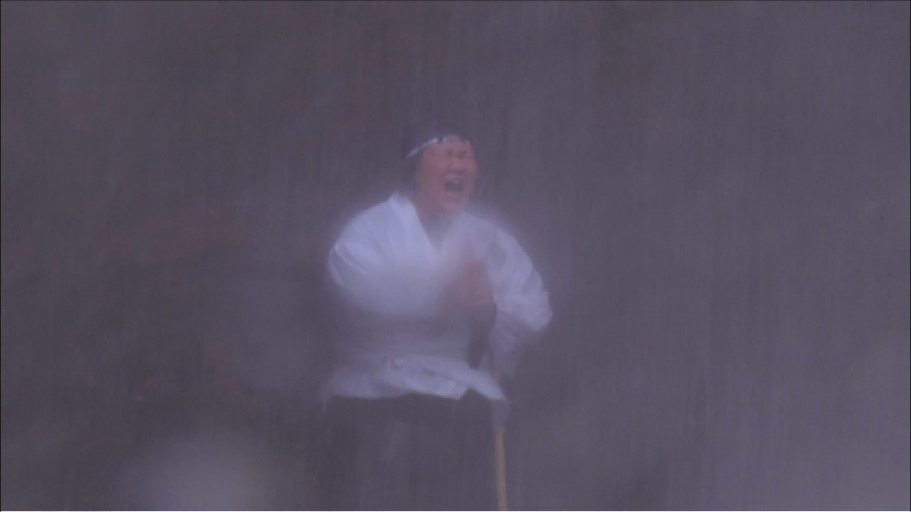 「ぶっちゃけ寺＆Qさま!! 豪華2本立て3時間SP」内の「ぶっちゃけ寺」パートにて断食修行に挑み、滝に打たれるメイプル超合金・安藤なつ。(c)テレビ朝日