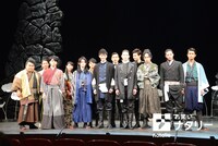 「瞑るおおかみ黒き鴨」の出演者たち。