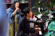 Kと福原美穂によるコラボの様子。(c)MBS