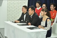 （手前左から）サバンナ高橋、くりぃむしちゅー有田、都丸紗也華。(c)TBS