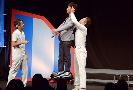 ネタを披露するネプチューン。