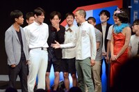 ネプチューンの名倉と原田に自己紹介をするバッドナイス常田。