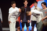 頭を下げ合うネプチューン原田とバッドナイス常田。