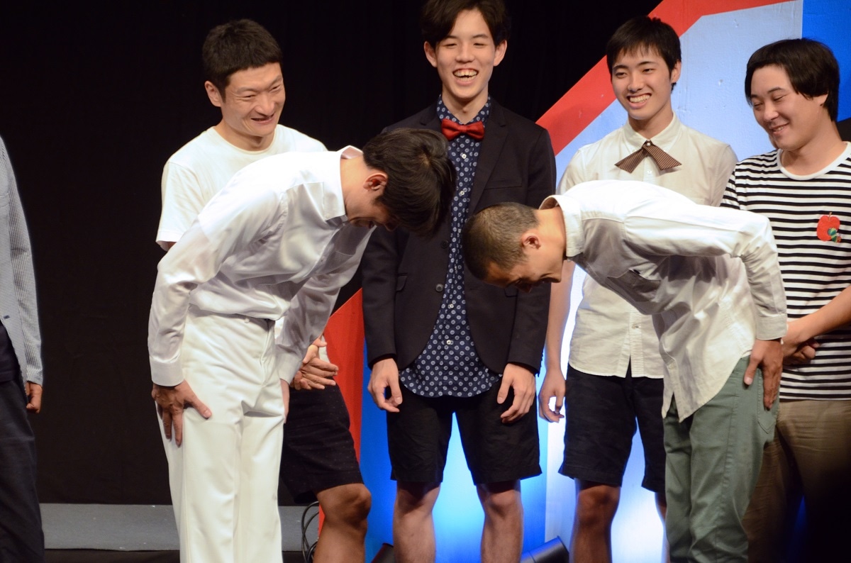 頭を下げ合うネプチューン原田とバッドナイス常田。