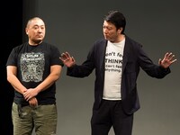 トーク中の極楽とんぼ。