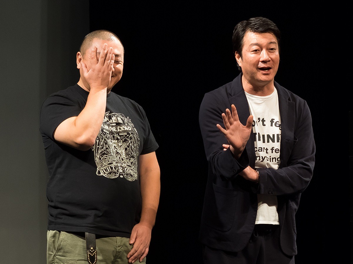 トーク中の極楽とんぼ。
