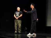 トーク中の極楽とんぼ。