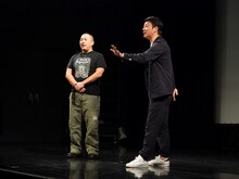 トーク中の極楽とんぼ。