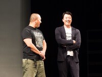 トーク中の極楽とんぼ。