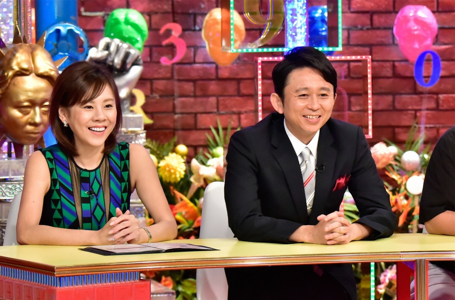 （左から）高橋真麻、有吉弘行。(c)関西テレビ