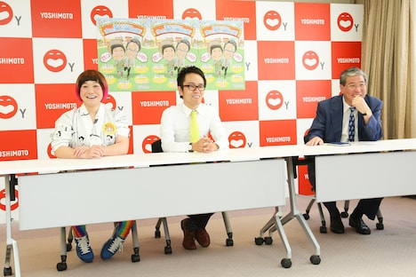 会見に出席した女と男、大阪市商店会総連盟の千田忠司理事長。