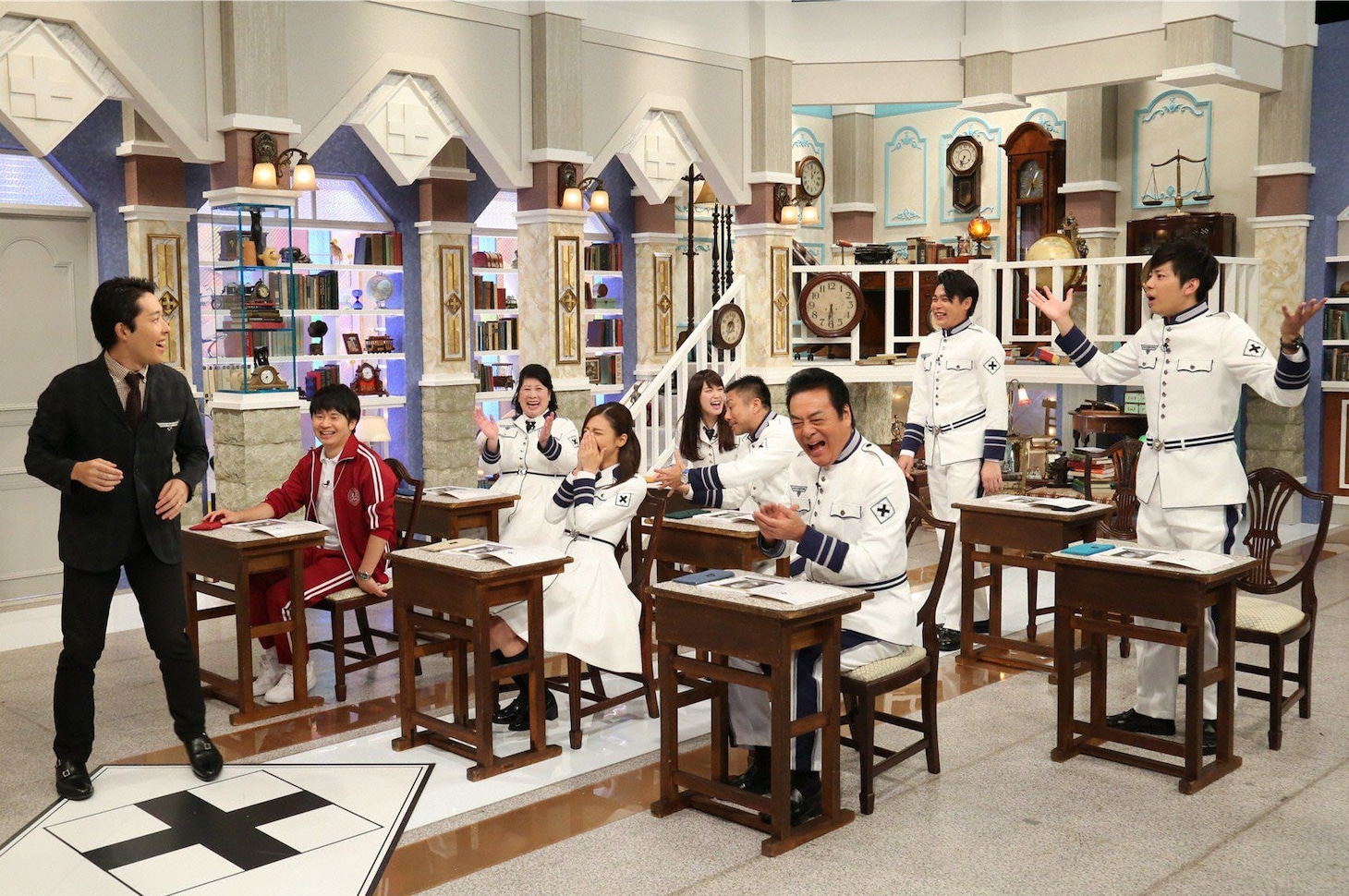 オリエンタルラジオ中田（左端）の授業の様子。(c)テレビ朝日