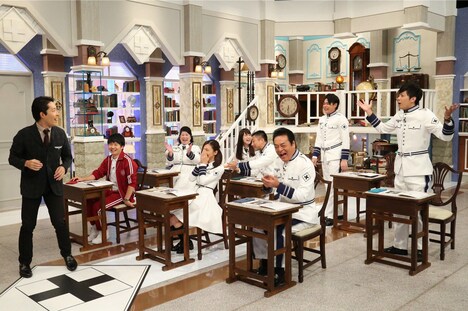 オリエンタルラジオ中田(左端)の授業の様子。(c)テレビ朝日