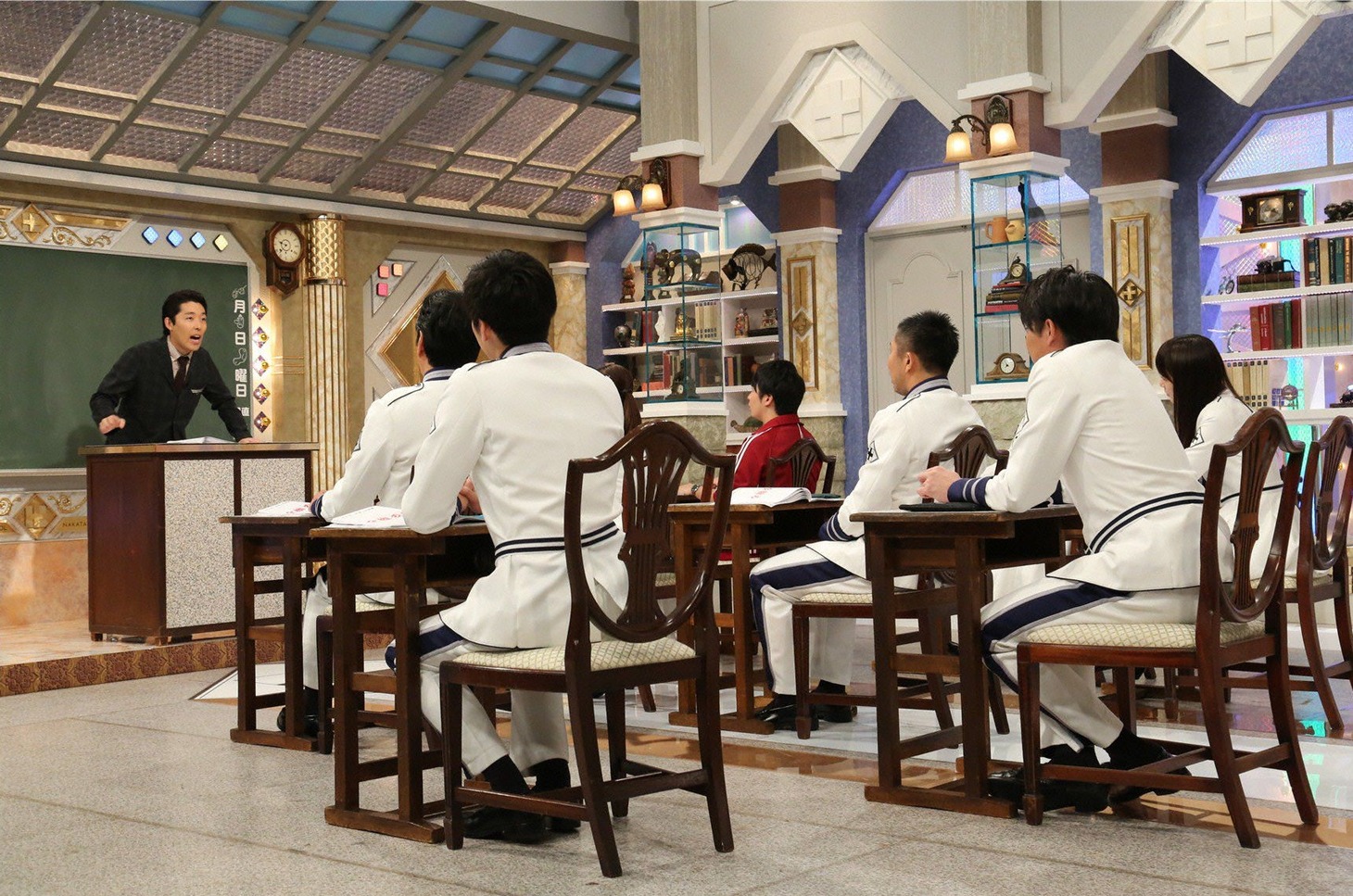 オリエンタルラジオ中田（左端）の授業の様子。(c)テレビ朝日