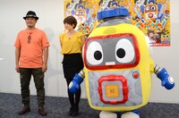 左から石平信司監督、井澤詩織、ヘボット。