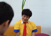 記者たちのウケ具合を変顔で確認する流れ星ちゅうえい。